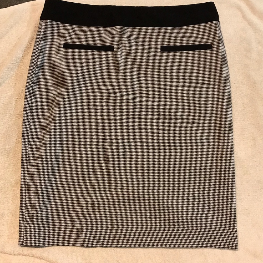 Checkered pencil skirt